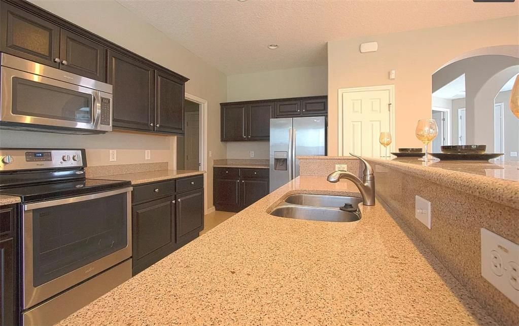 For Sale: $390,000 (4 beds, 3 baths, 2991 Square Feet)