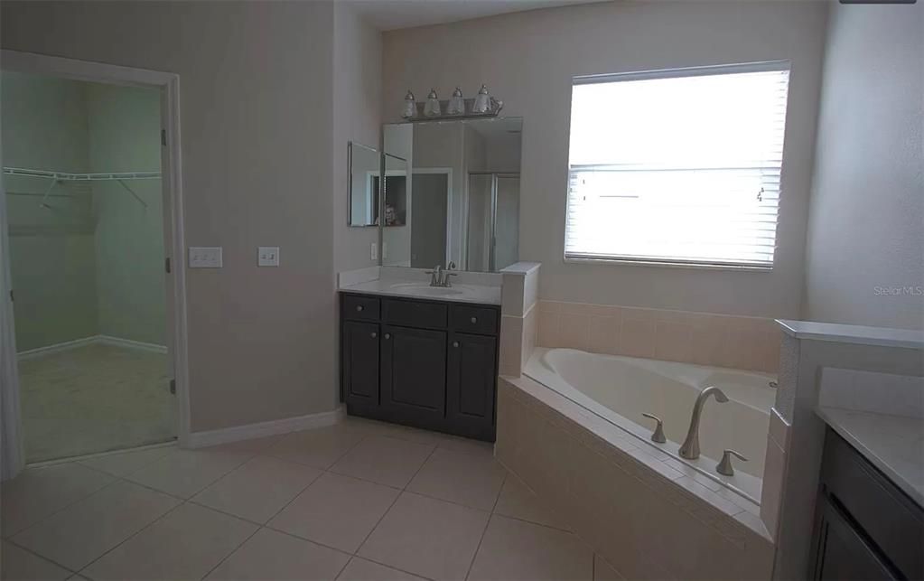 For Sale: $390,000 (4 beds, 3 baths, 2991 Square Feet)