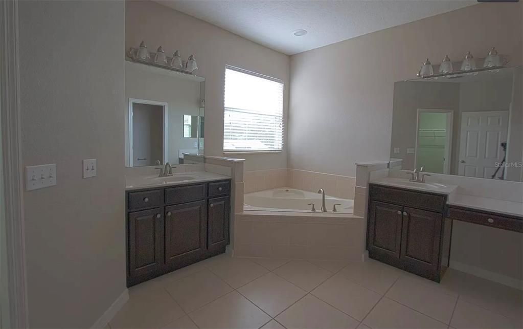 For Sale: $390,000 (4 beds, 3 baths, 2991 Square Feet)