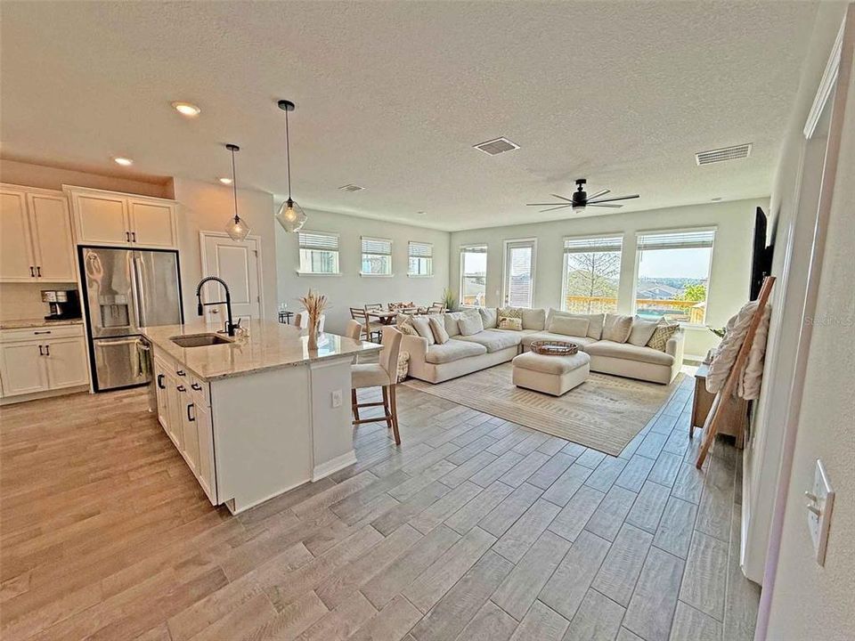 Под контрактом: $489,999 (3 спален, 2 ванн, 1701 Квадратных фут)