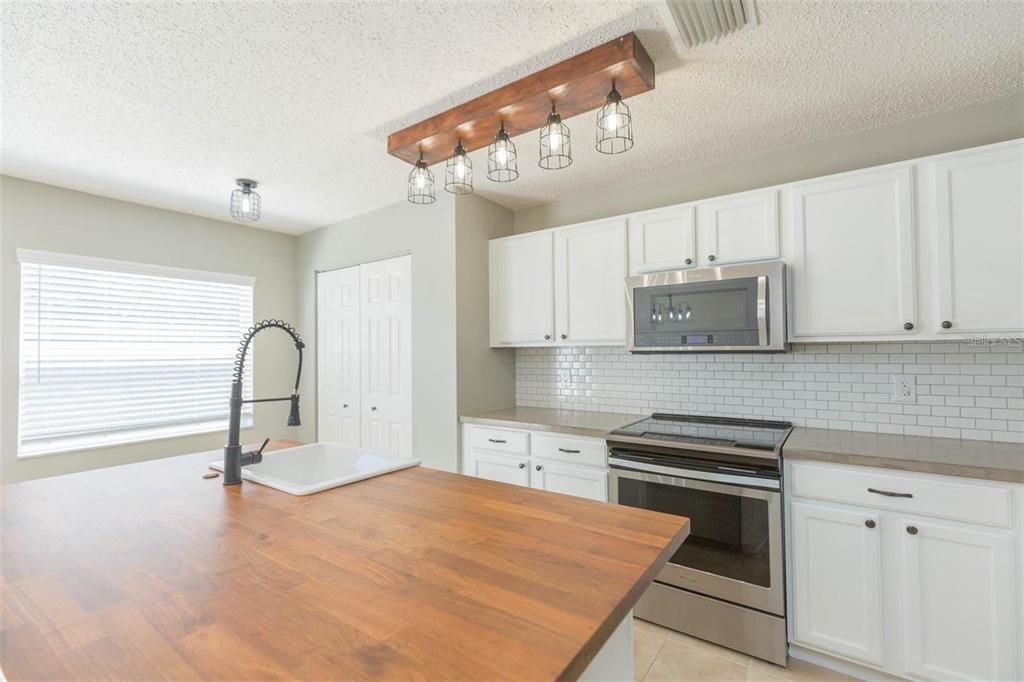 Active With Contract: $274,999 (3 beds, 2 baths, 1880 Square Feet)