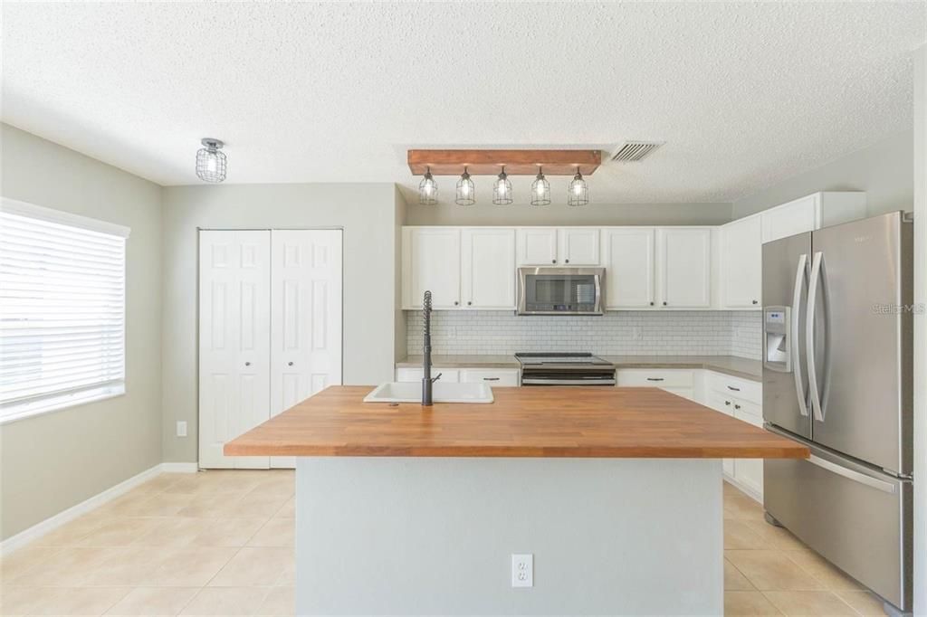 Active With Contract: $274,999 (3 beds, 2 baths, 1880 Square Feet)