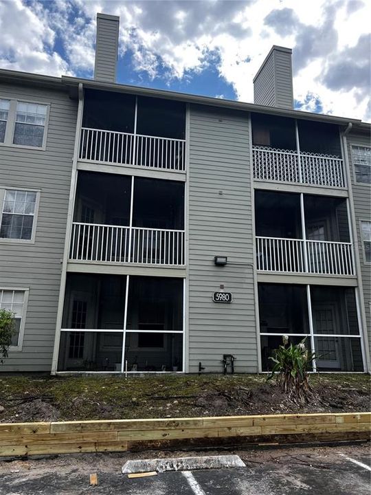 Active With Contract: $145,000 (2 beds, 2 baths, 991 Square Feet)