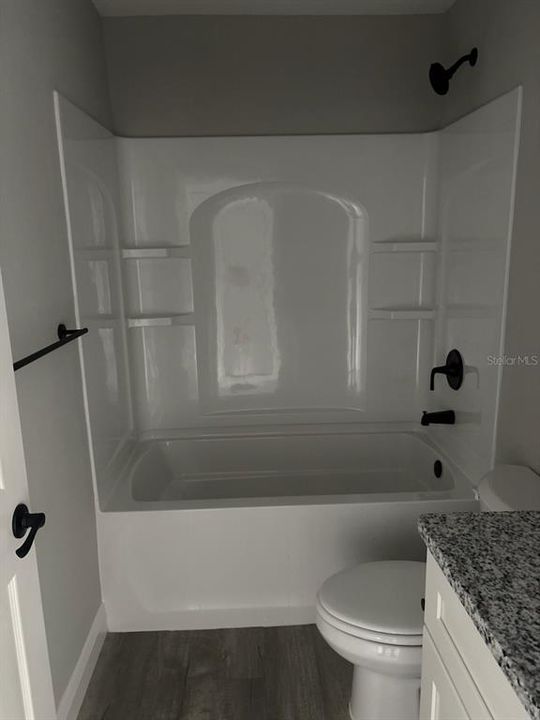 Под контрактом: $234,900 (3 спален, 2 ванн, 1405 Квадратных фут)