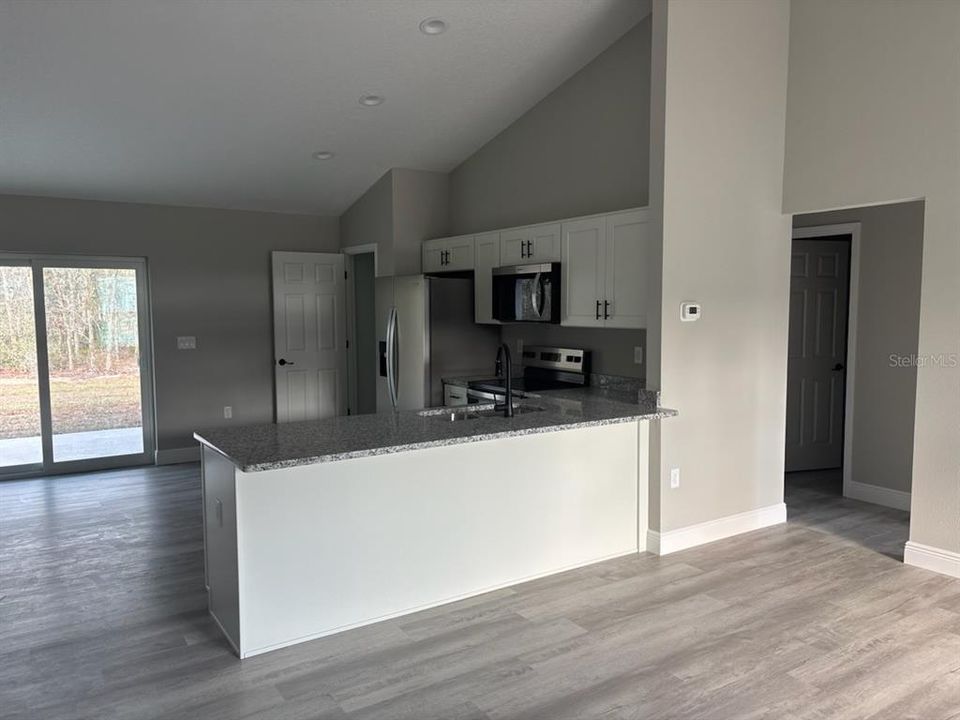 Под контрактом: $234,900 (3 спален, 2 ванн, 1405 Квадратных фут)