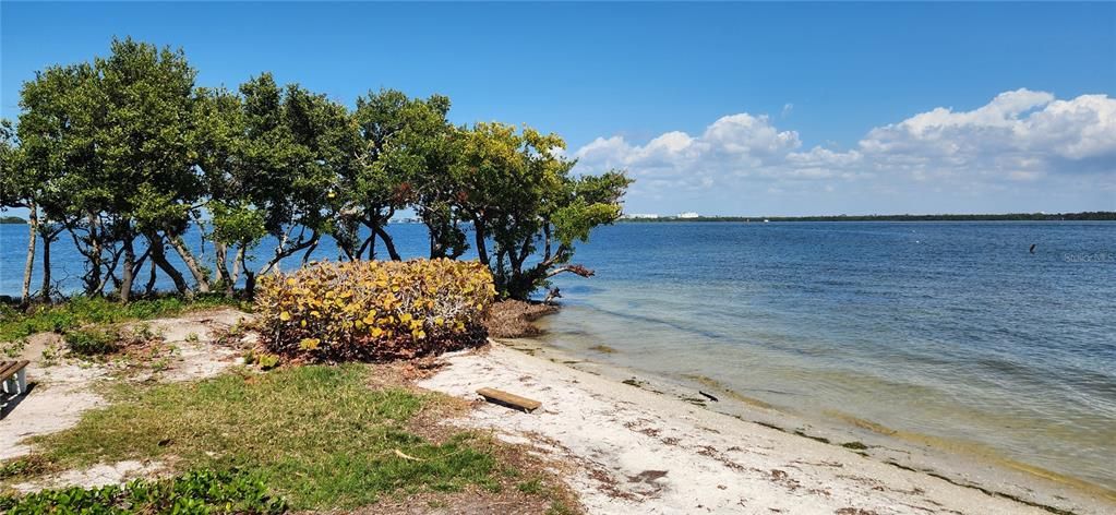 На продажу: $995,000 (0.34 acres)