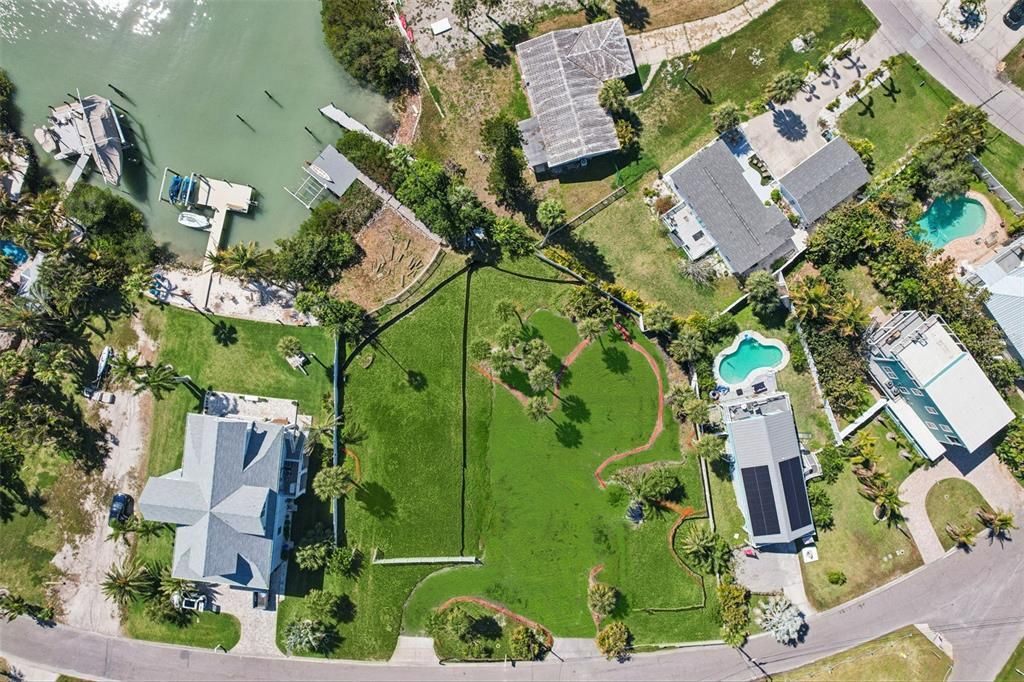 На продажу: $1,645,000 (0.70 acres)