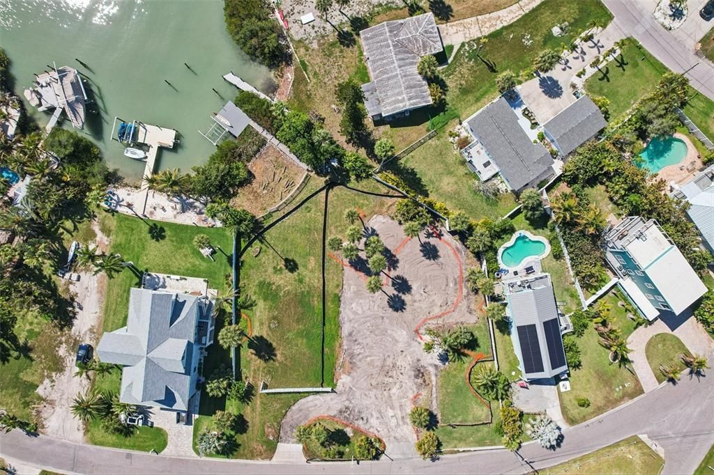 На продажу: $1,645,000 (0.70 acres)