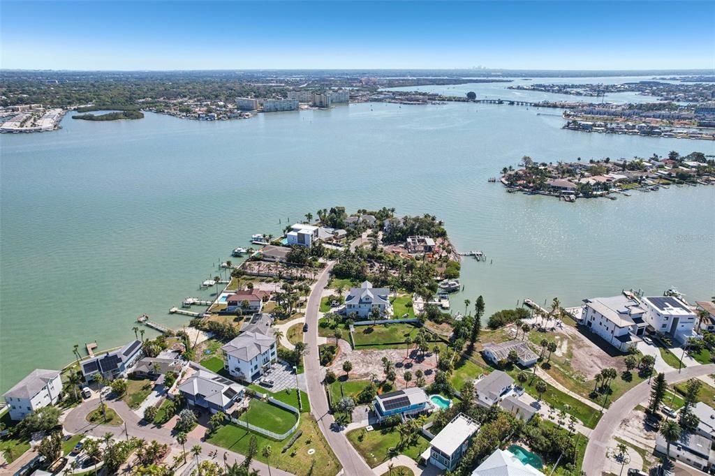 На продажу: $1,645,000 (0.70 acres)