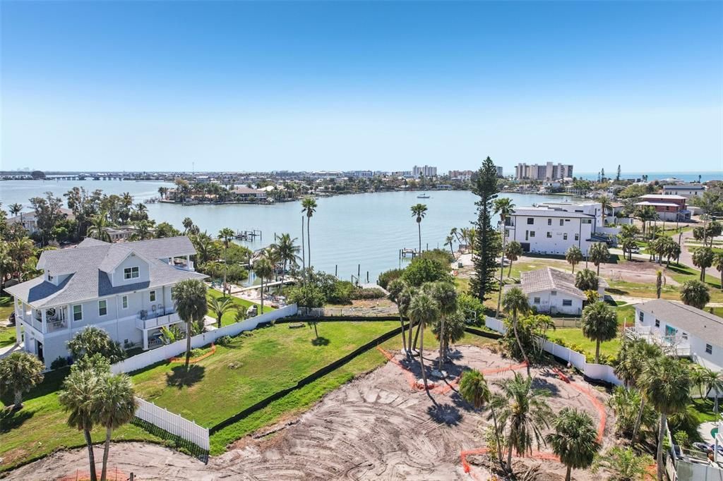 На продажу: $1,645,000 (0.70 acres)