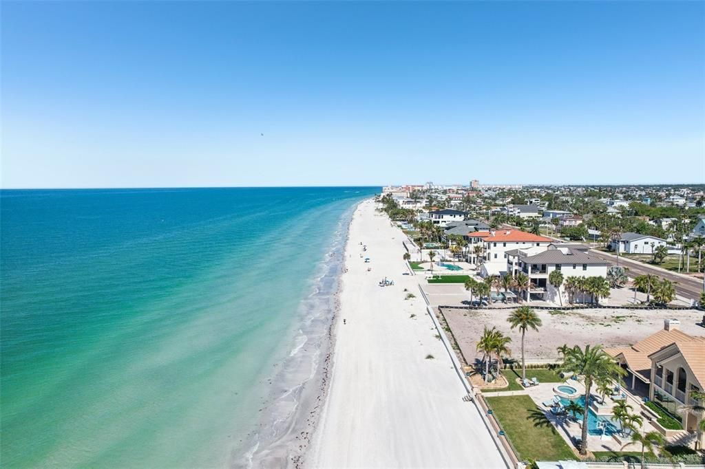 На продажу: $1,645,000 (0.70 acres)