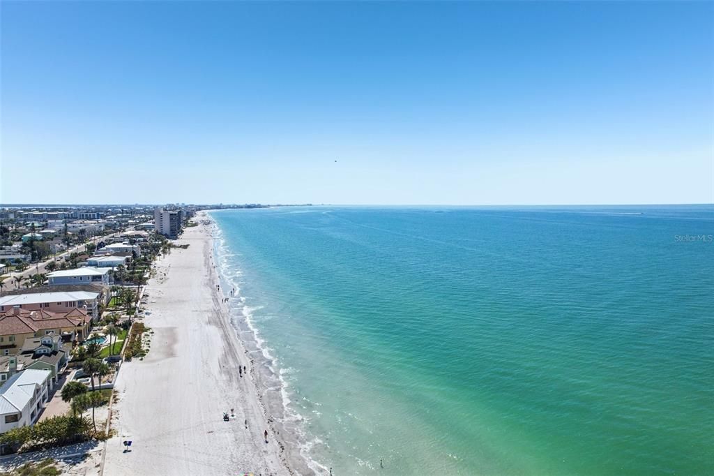 На продажу: $1,645,000 (0.70 acres)