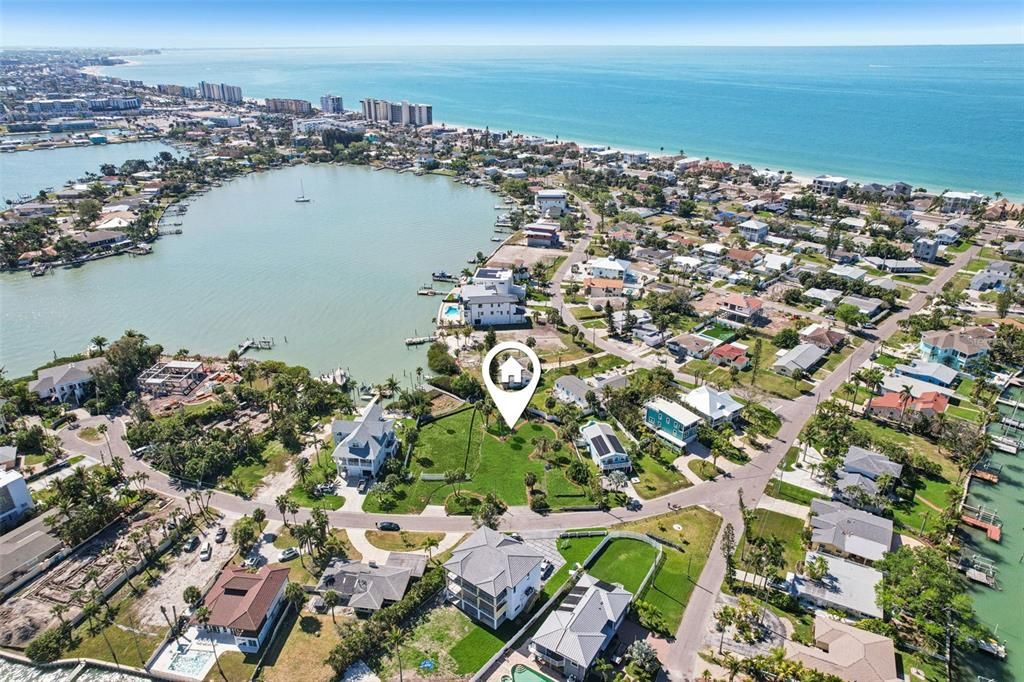 На продажу: $1,645,000 (0.70 acres)
