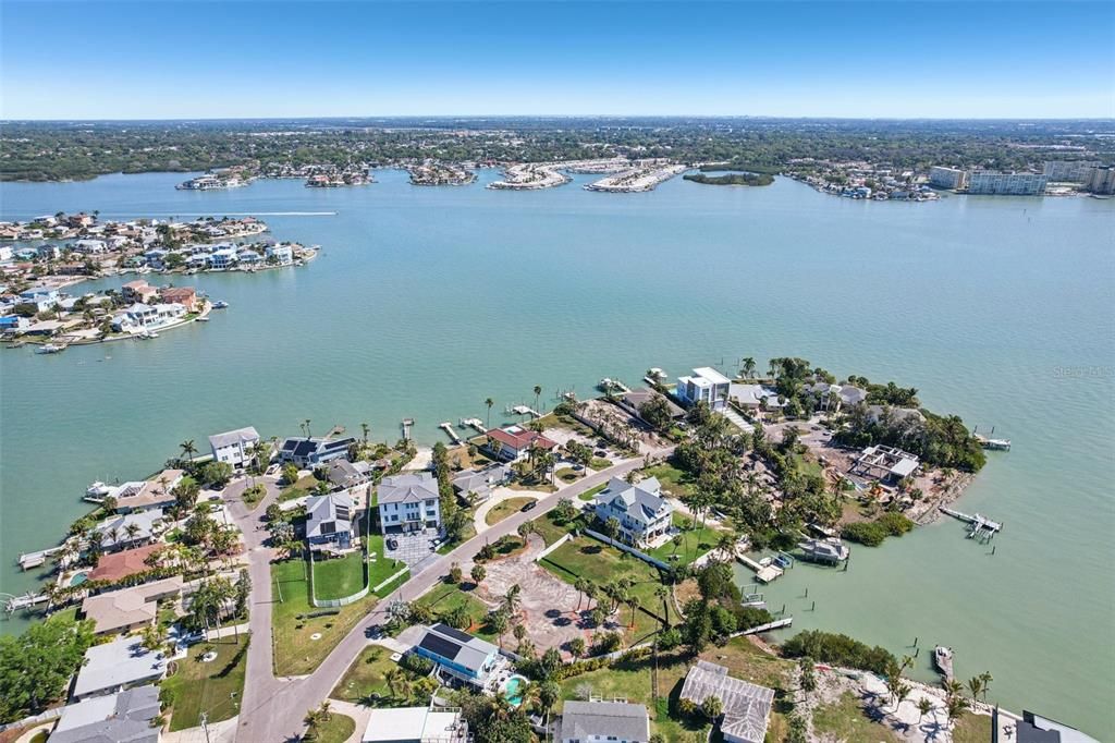 На продажу: $1,645,000 (0.70 acres)