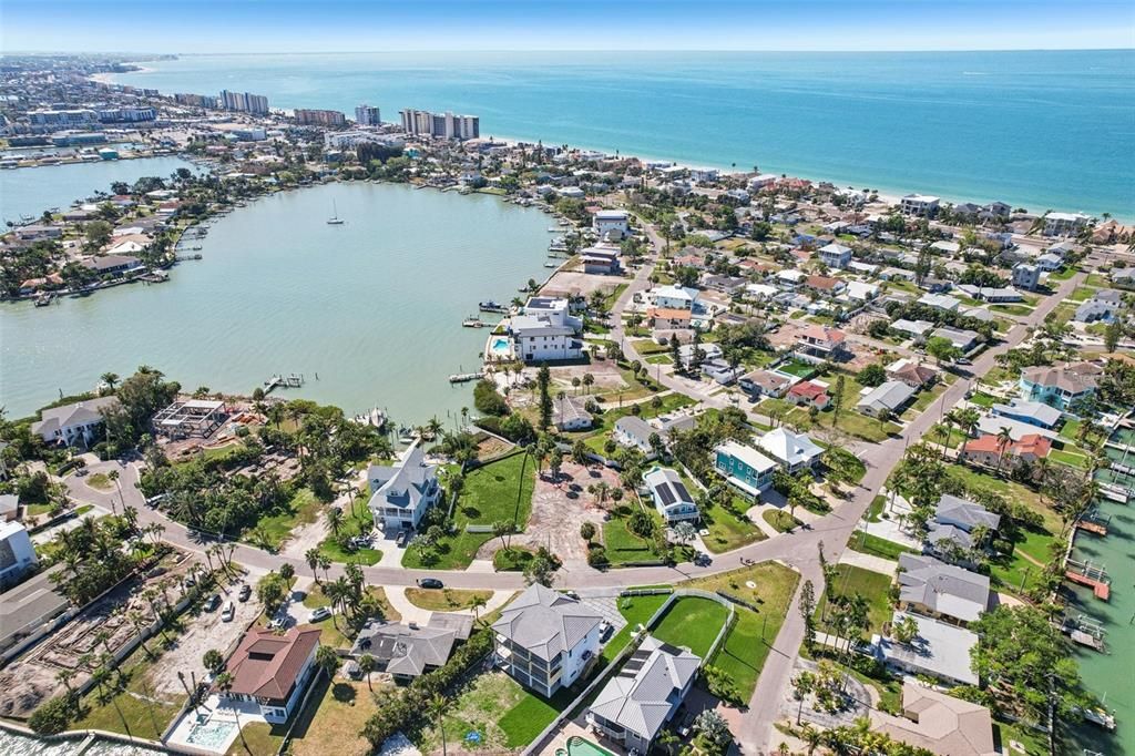 На продажу: $1,645,000 (0.70 acres)