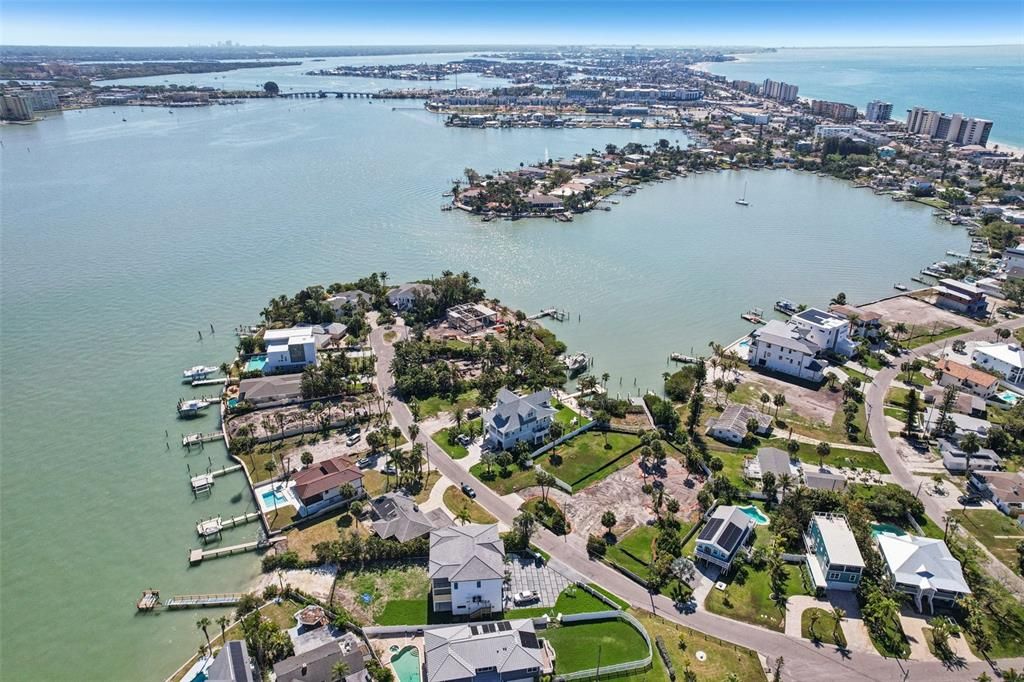 На продажу: $1,645,000 (0.70 acres)