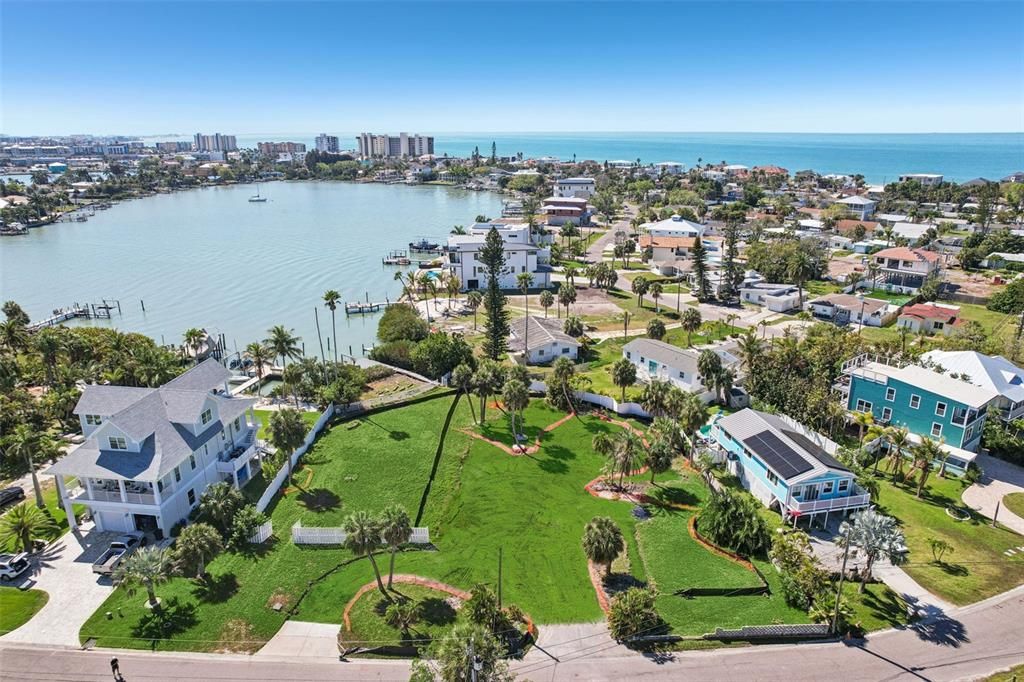 На продажу: $1,645,000 (0.70 acres)