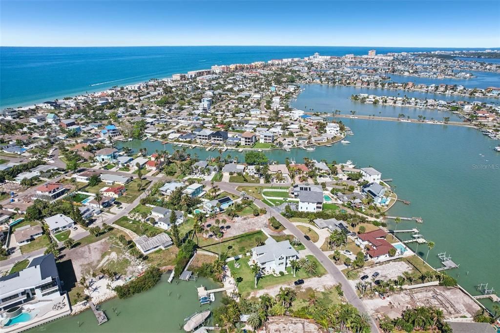 На продажу: $1,645,000 (0.70 acres)