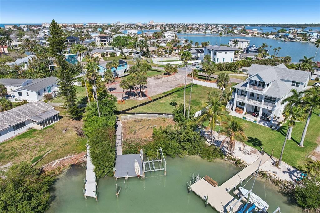 На продажу: $1,645,000 (0.70 acres)