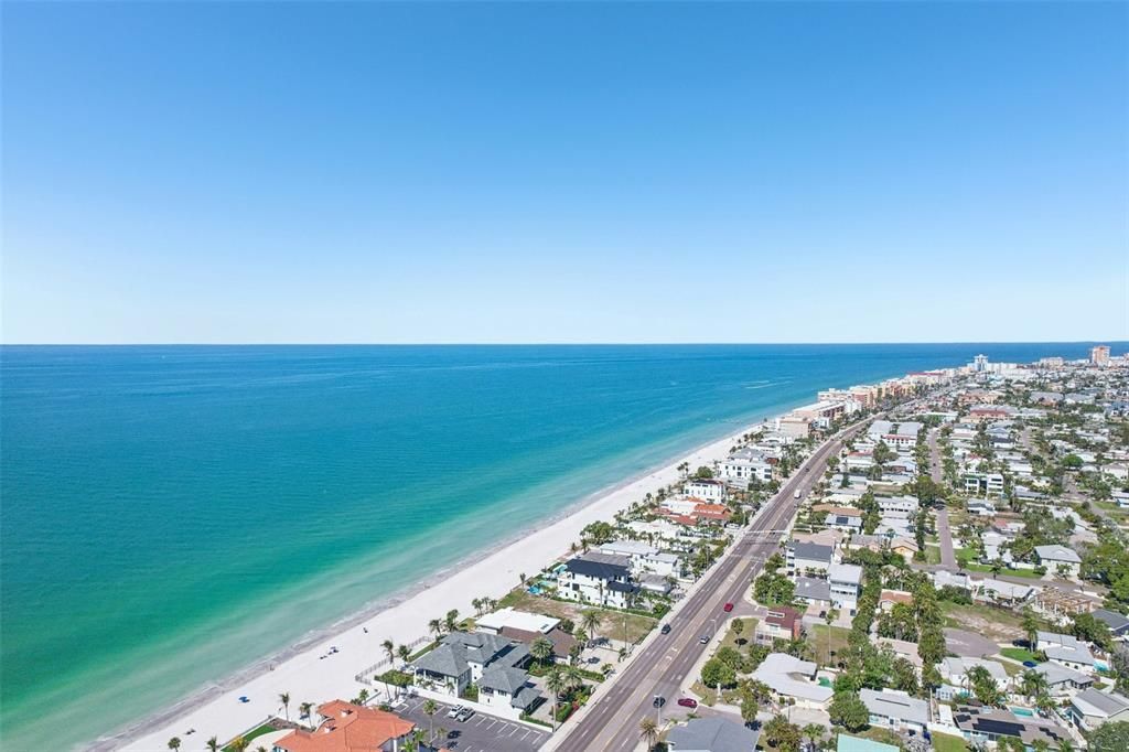 На продажу: $1,645,000 (0.70 acres)