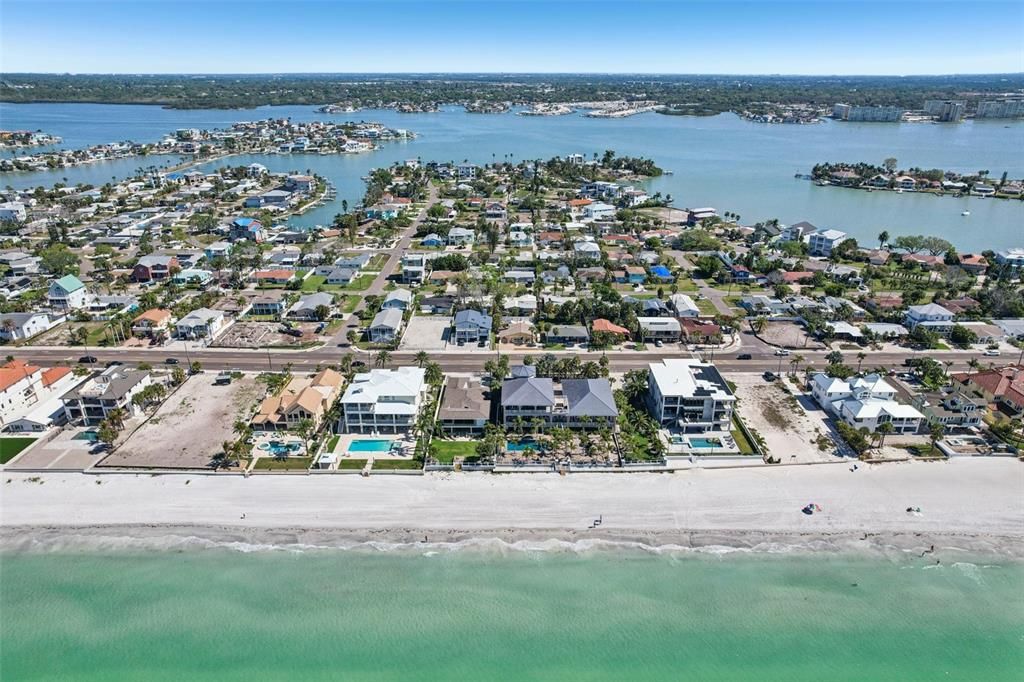 На продажу: $1,645,000 (0.70 acres)