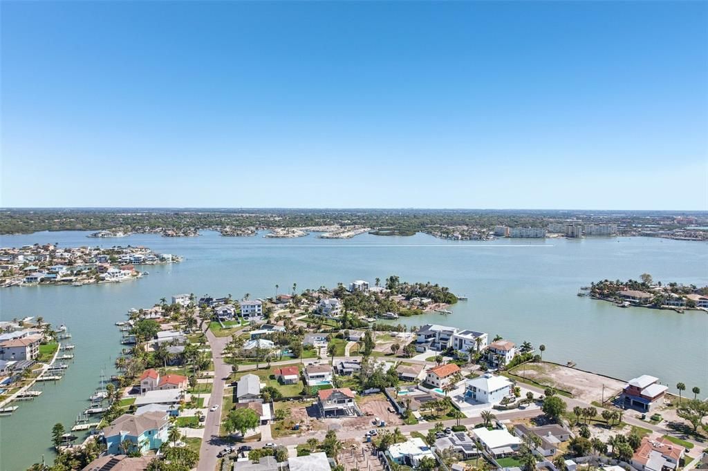 На продажу: $1,645,000 (0.70 acres)