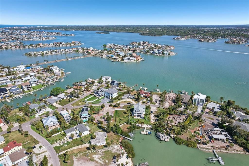 На продажу: $1,645,000 (0.70 acres)