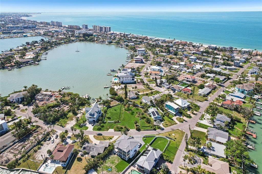 На продажу: $1,645,000 (0.70 acres)