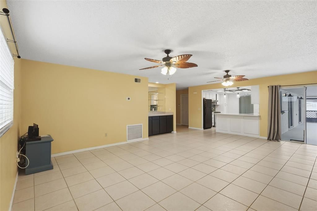 En Venta: $379,000 (3 camas, 2 baños, 1989 Pies cuadrados)