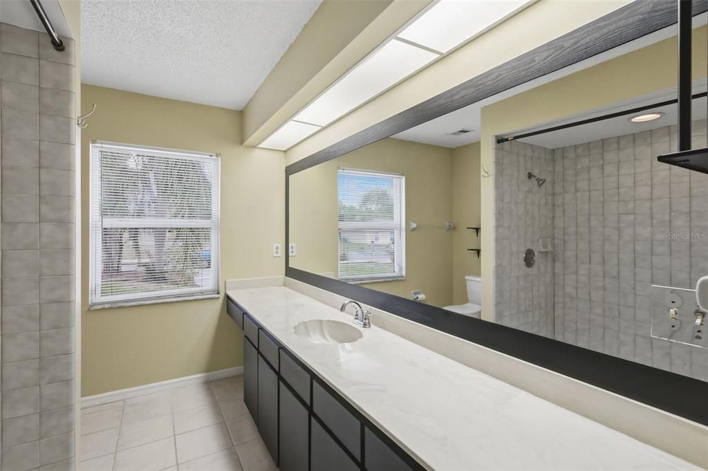 En Venta: $379,000 (3 camas, 2 baños, 1989 Pies cuadrados)