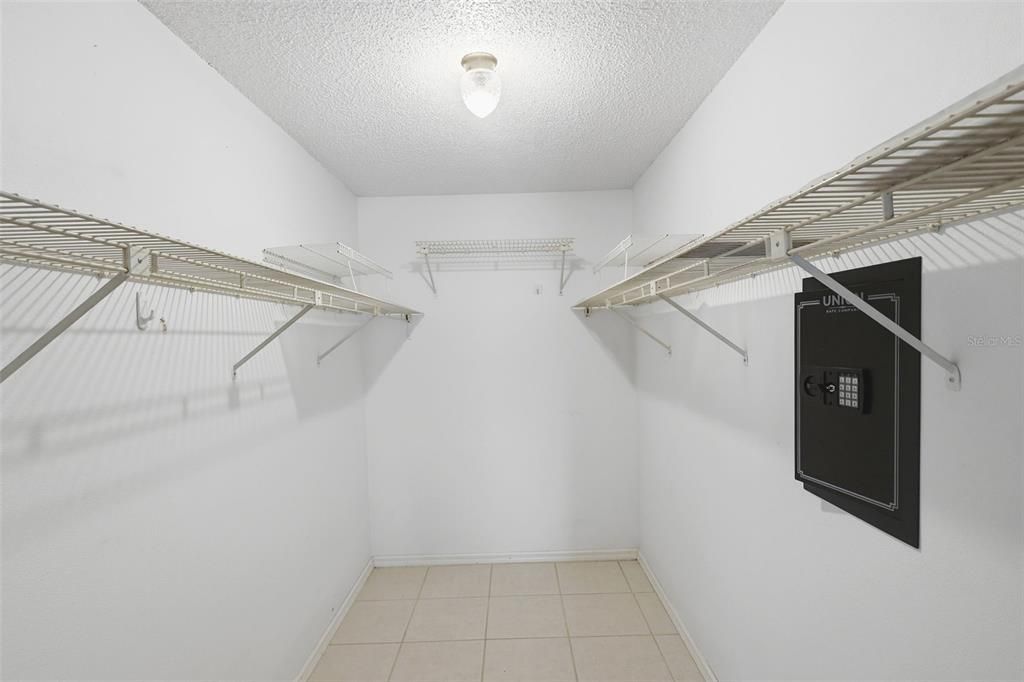 En Venta: $379,000 (3 camas, 2 baños, 1989 Pies cuadrados)