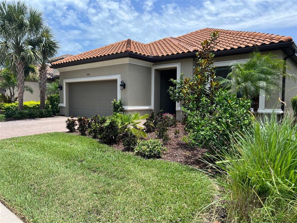 Active With Contract: $2,990 (3 beds, 2 baths, 1831 Square Feet)