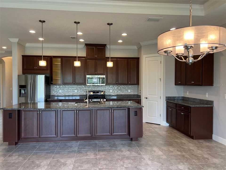 Active With Contract: $2,990 (3 beds, 2 baths, 1831 Square Feet)