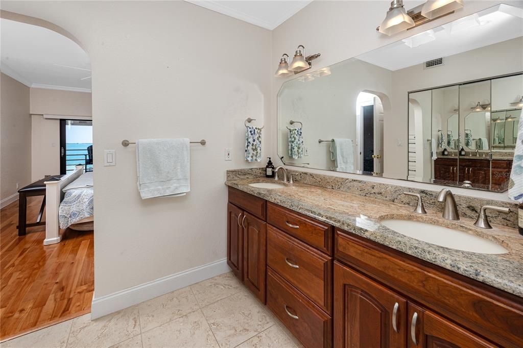 For Sale: $800,000 (2 beds, 2 baths, 1365 Square Feet)
