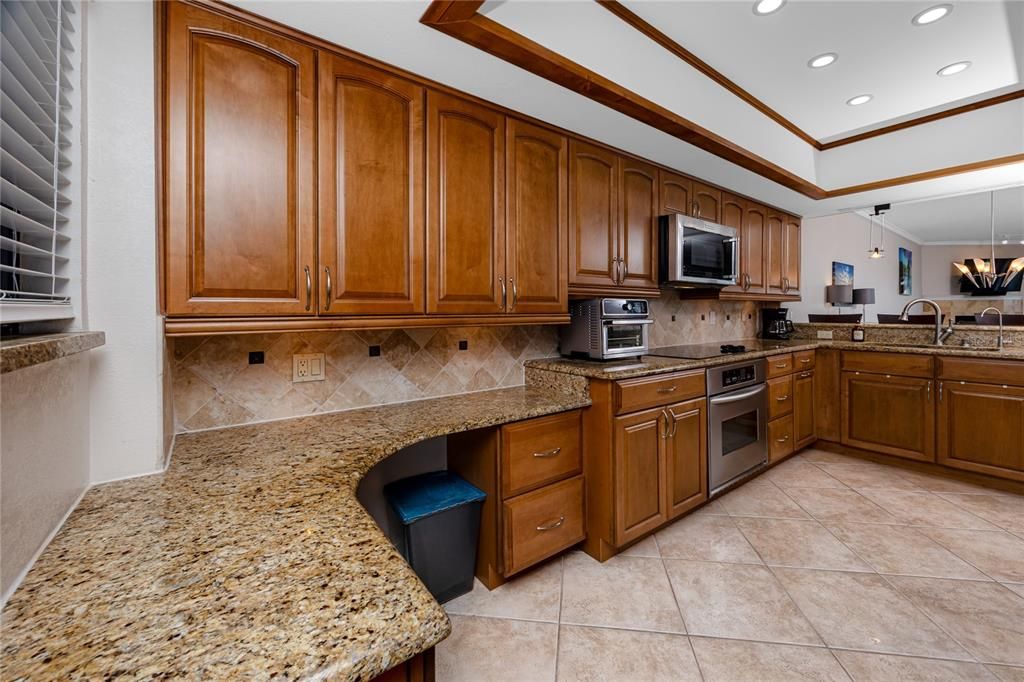 For Sale: $800,000 (2 beds, 2 baths, 1365 Square Feet)