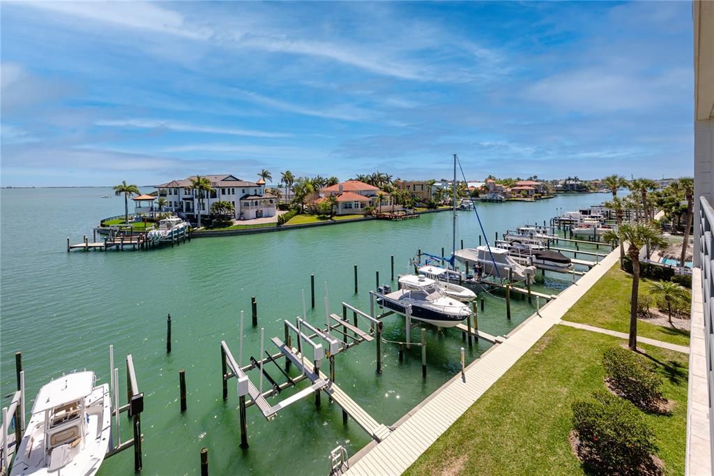 For Sale: $800,000 (2 beds, 2 baths, 1365 Square Feet)
