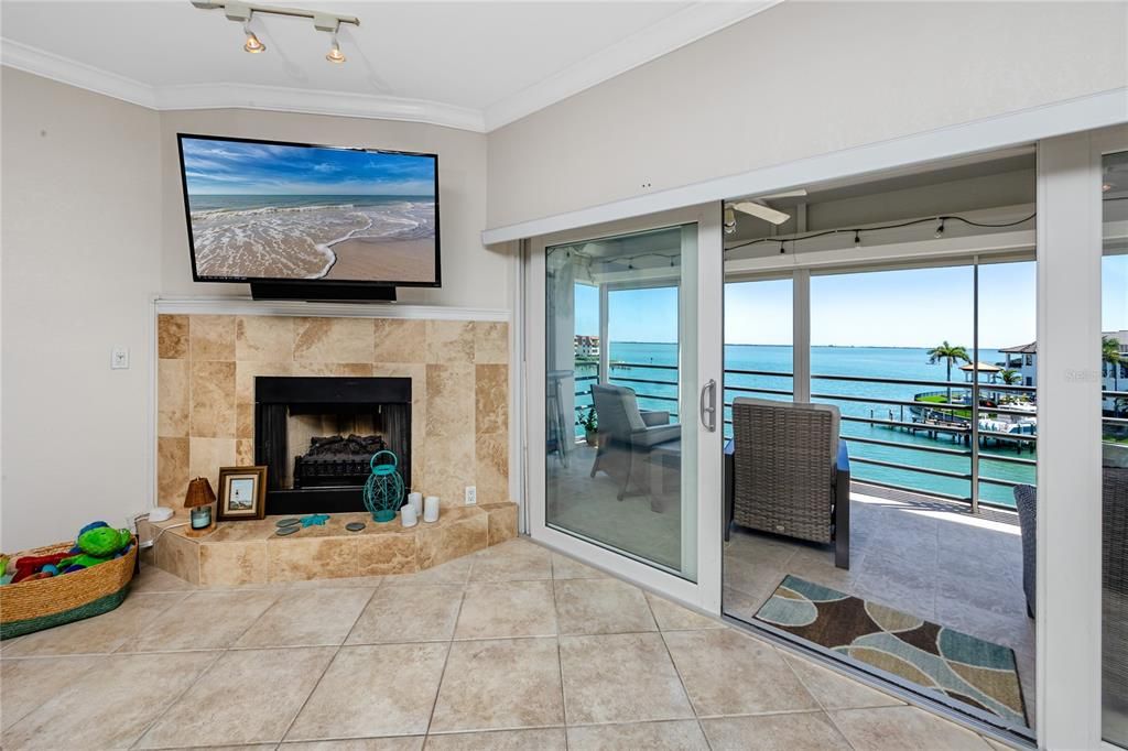 For Sale: $800,000 (2 beds, 2 baths, 1365 Square Feet)