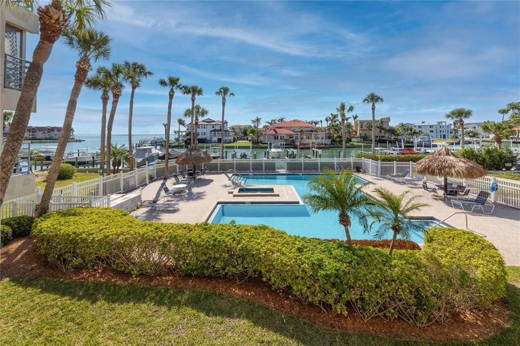 For Sale: $800,000 (2 beds, 2 baths, 1365 Square Feet)