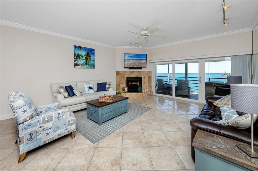 For Sale: $800,000 (2 beds, 2 baths, 1365 Square Feet)