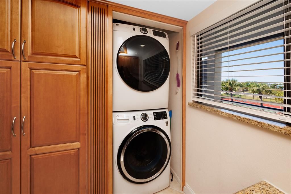 For Sale: $800,000 (2 beds, 2 baths, 1365 Square Feet)