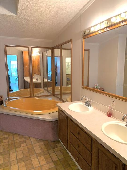 For Sale: $215,000 (3 beds, 2 baths, 1959 Square Feet)
