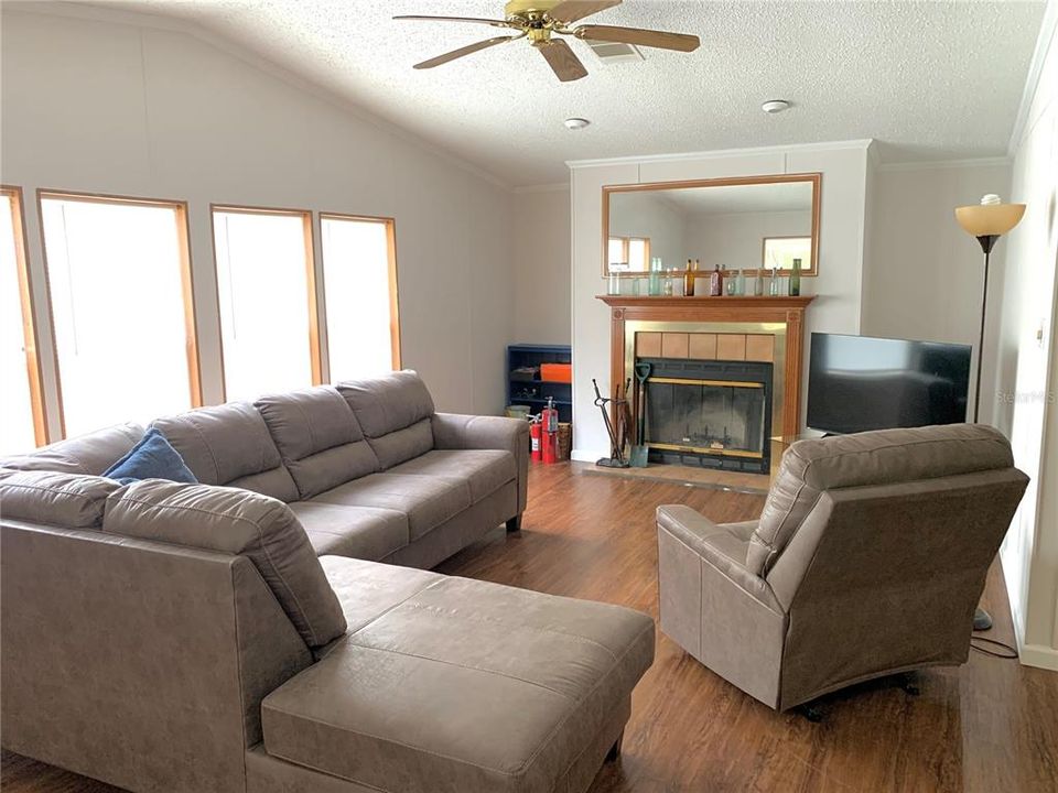 For Sale: $215,000 (3 beds, 2 baths, 1959 Square Feet)