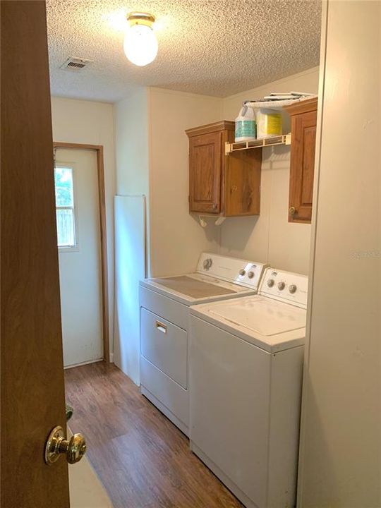 For Sale: $215,000 (3 beds, 2 baths, 1959 Square Feet)