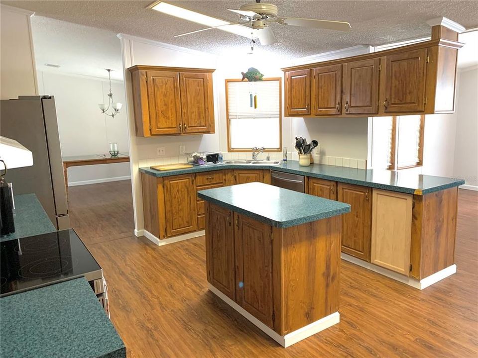 For Sale: $215,000 (3 beds, 2 baths, 1959 Square Feet)
