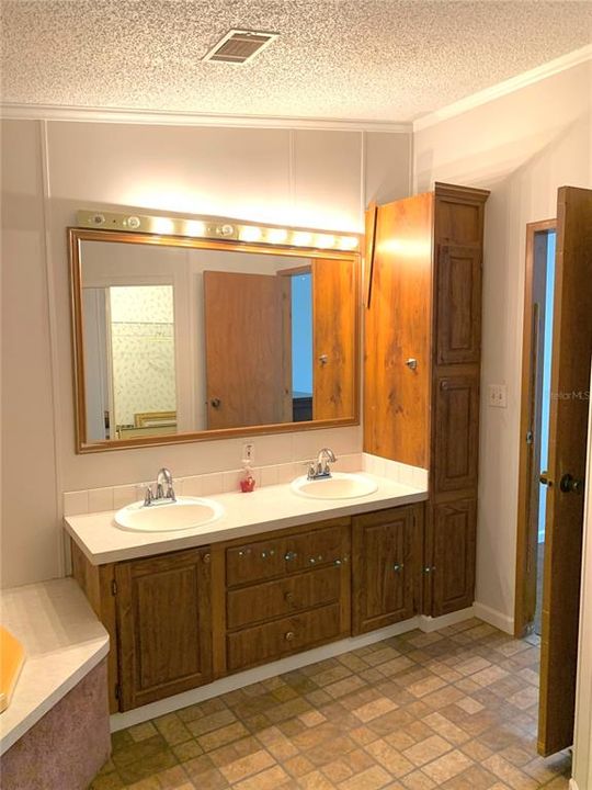 For Sale: $215,000 (3 beds, 2 baths, 1959 Square Feet)