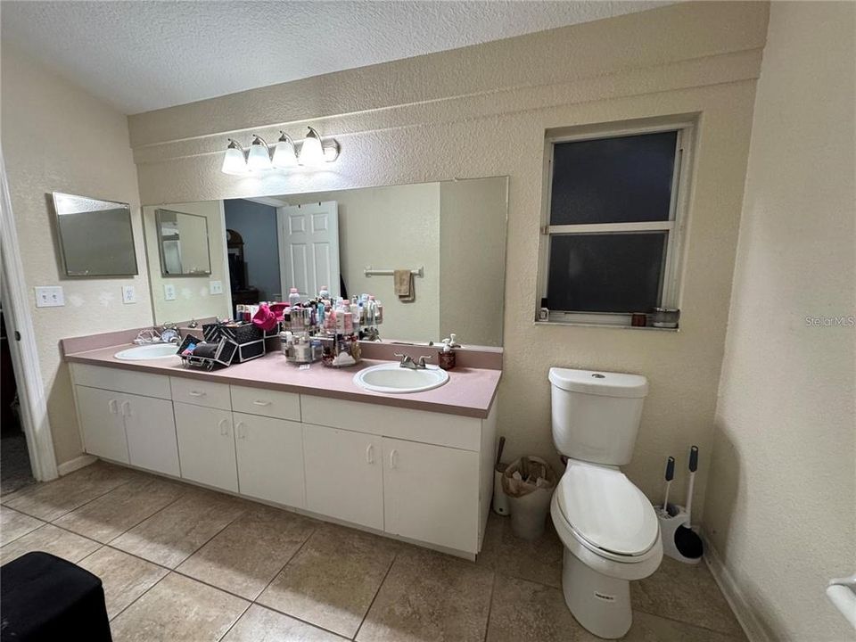 Под контрактом: $250,000 (3 спален, 2 ванн, 1531 Квадратных фут)