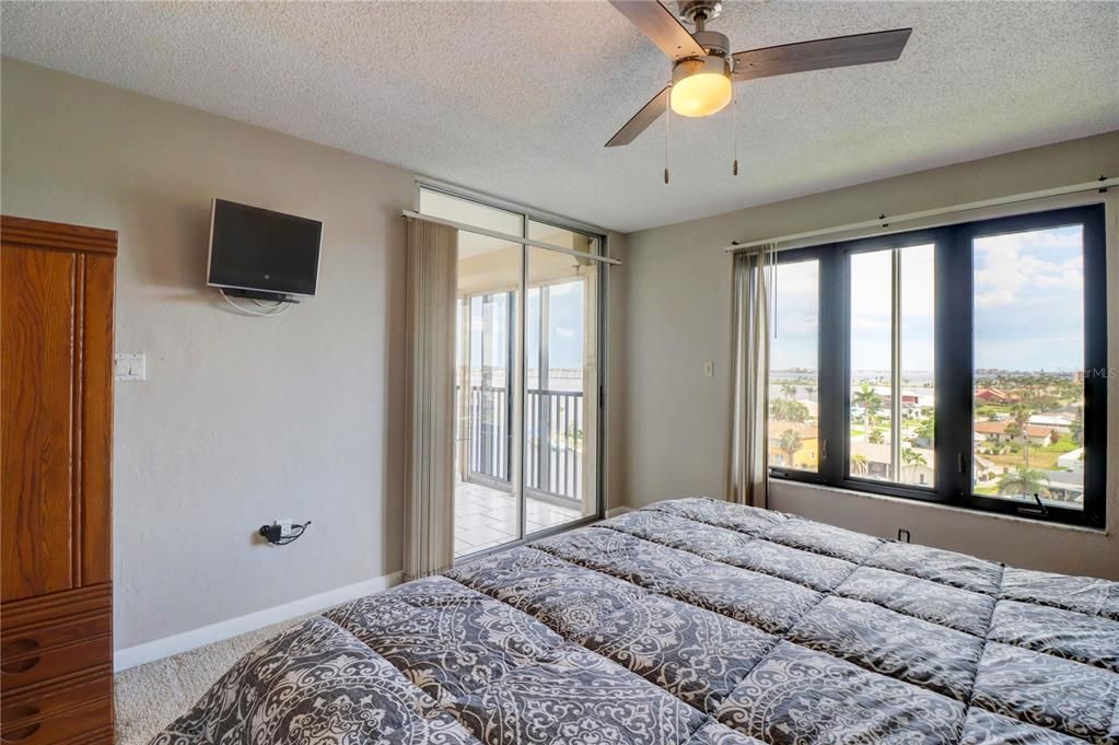 For Sale: $299,900 (2 beds, 2 baths, 1065 Square Feet)