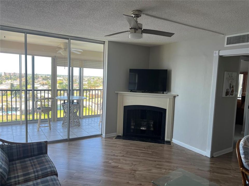 For Sale: $299,900 (2 beds, 2 baths, 1065 Square Feet)