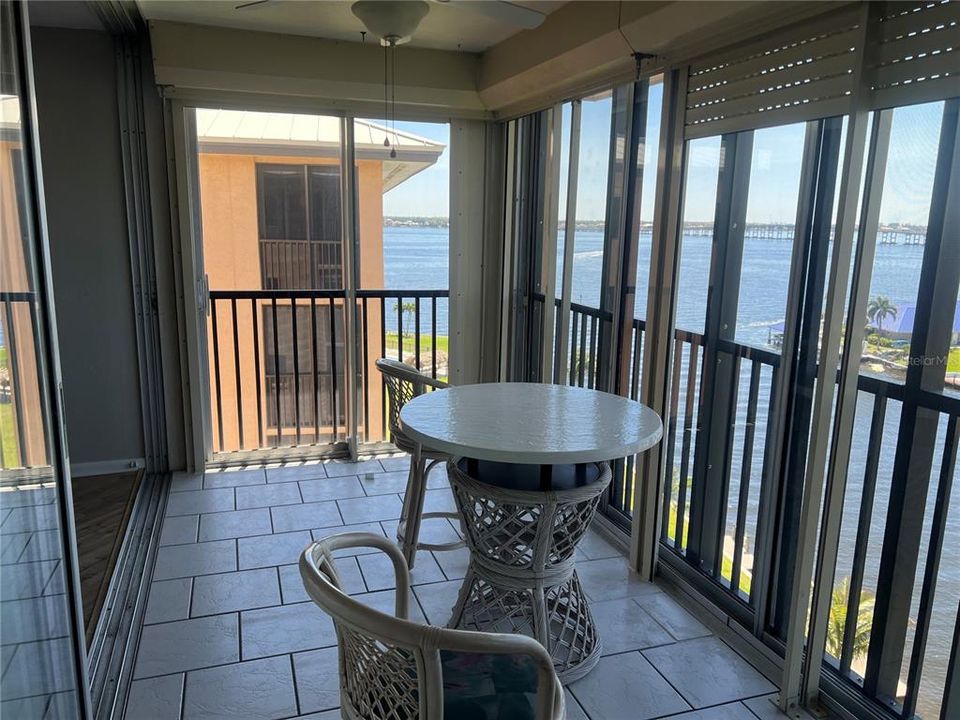 For Sale: $299,900 (2 beds, 2 baths, 1065 Square Feet)
