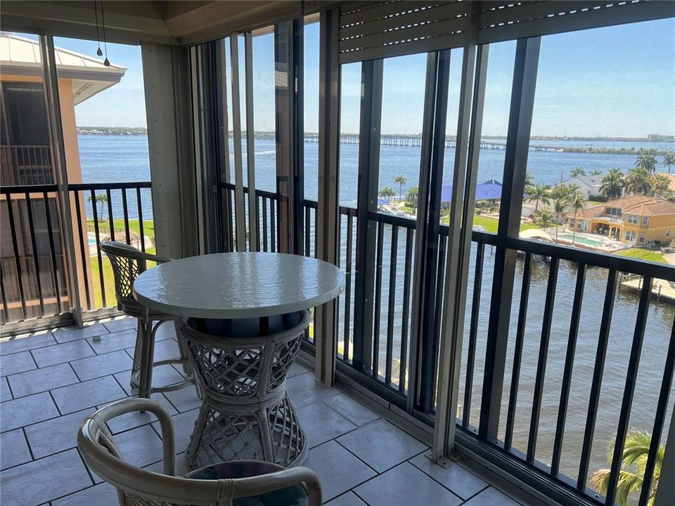 For Sale: $299,900 (2 beds, 2 baths, 1065 Square Feet)